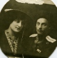 Сотник 1-Линейного полка Леонид Васильевич Акулов (1886-1921) с женой 1914 Каменец-Подольский.jpg