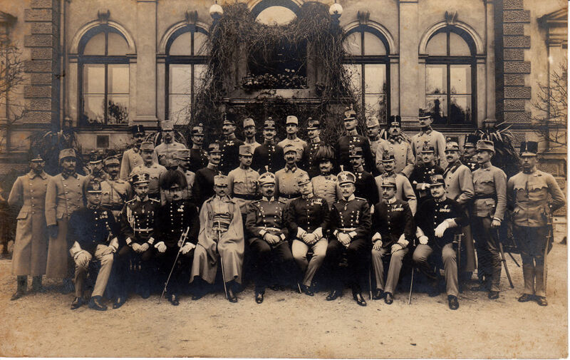 Файл:Полковник и офицеры Л.Гв. Кексгольмского полка, 28.10.1910.jpg