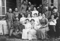 Группа военных инженеров с жёнами на острове Русский 1912.JPG