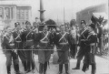 Группа офицеров полка на Дворцовой площади, в центре стоит Дягилев Юрий Павлович..jpg